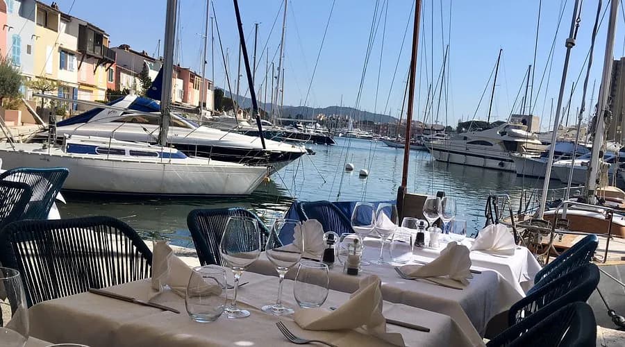 Vue sur l'église de Port Grimaud depuis le restaurant