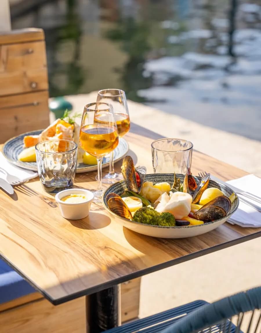 Terrasse de La Marée face aux canaux de Port Grimaud
