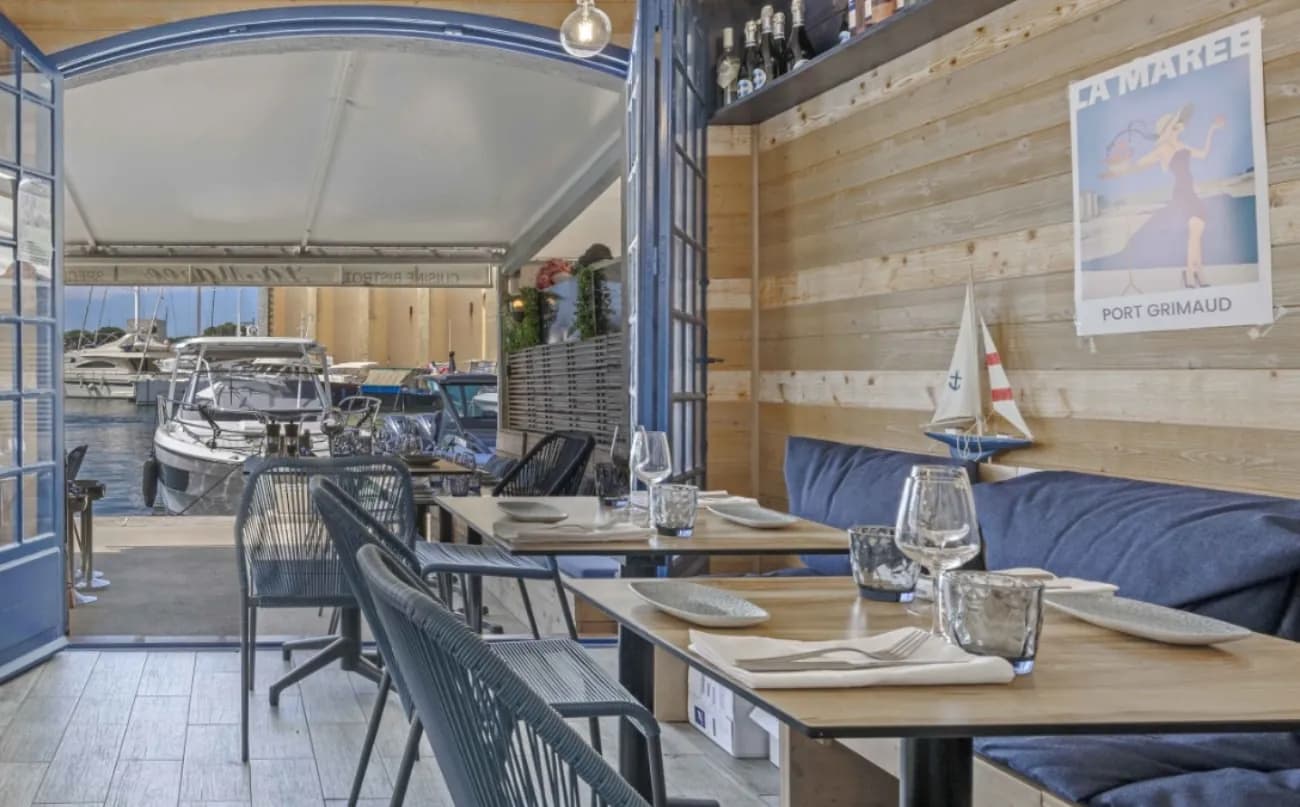 Salle intérieure du restaurant