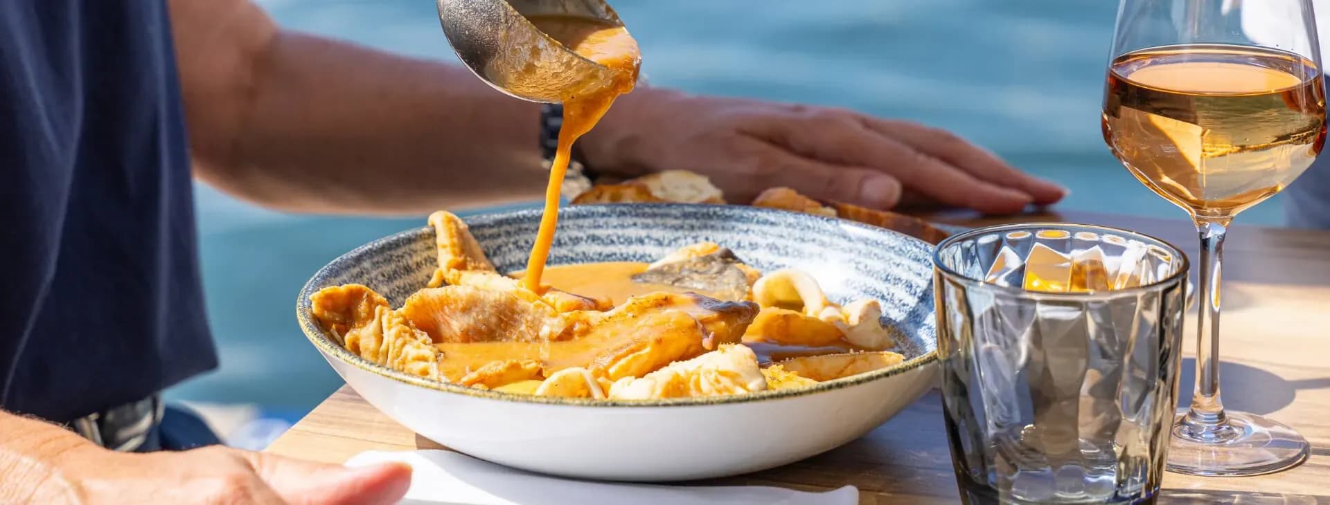 Bouillabaisse provençale servie en filets au restaurant La Marée, à 20 minutes de Sainte-Maxime