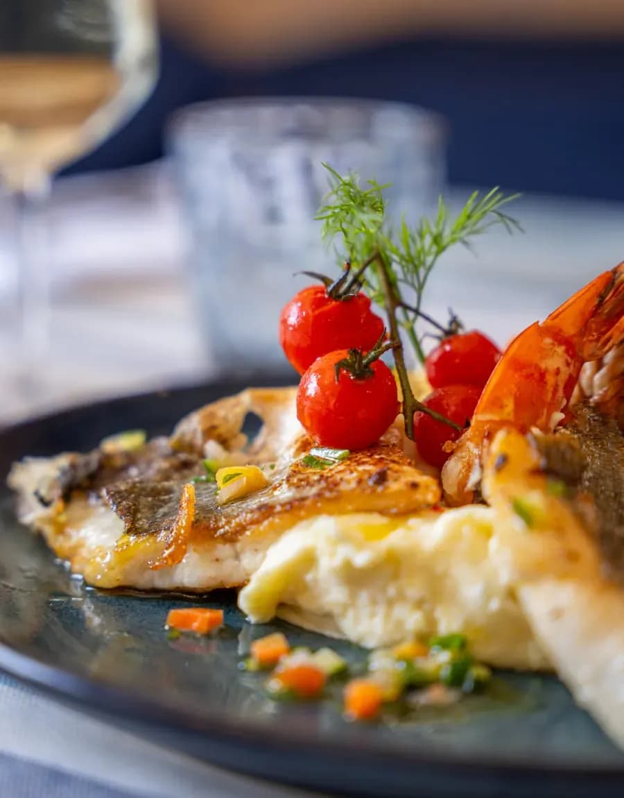 Filets de poisson de La Marée dressés à l'assiette, produits de la mer sélectionnés frais chaque matin