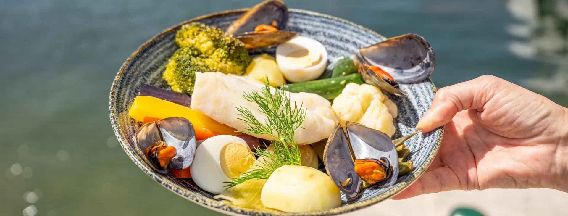 Grand aïoli provençal, poisson et légumes frais, servi au restaurant La Marée près de Sainte-Maxime