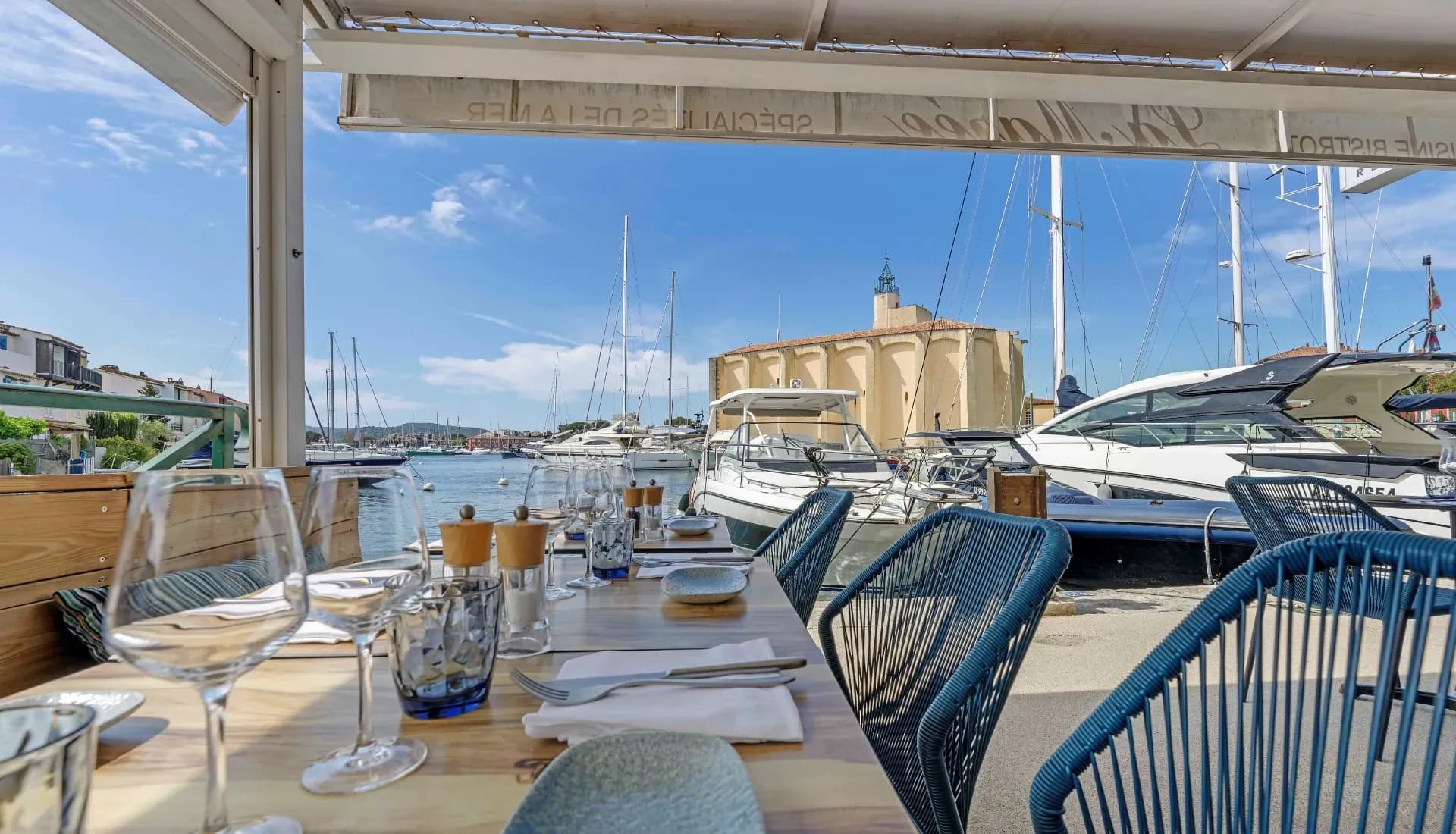 Terrasse du restaurant La Marée face au port de plaisance de Port Grimaud, à 20 minutes de Sainte-Maxime