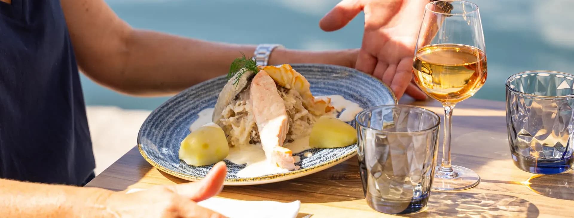 Choucroute de la mer, loup, saumon et haddock, servie en terrasse à Port Grimaud