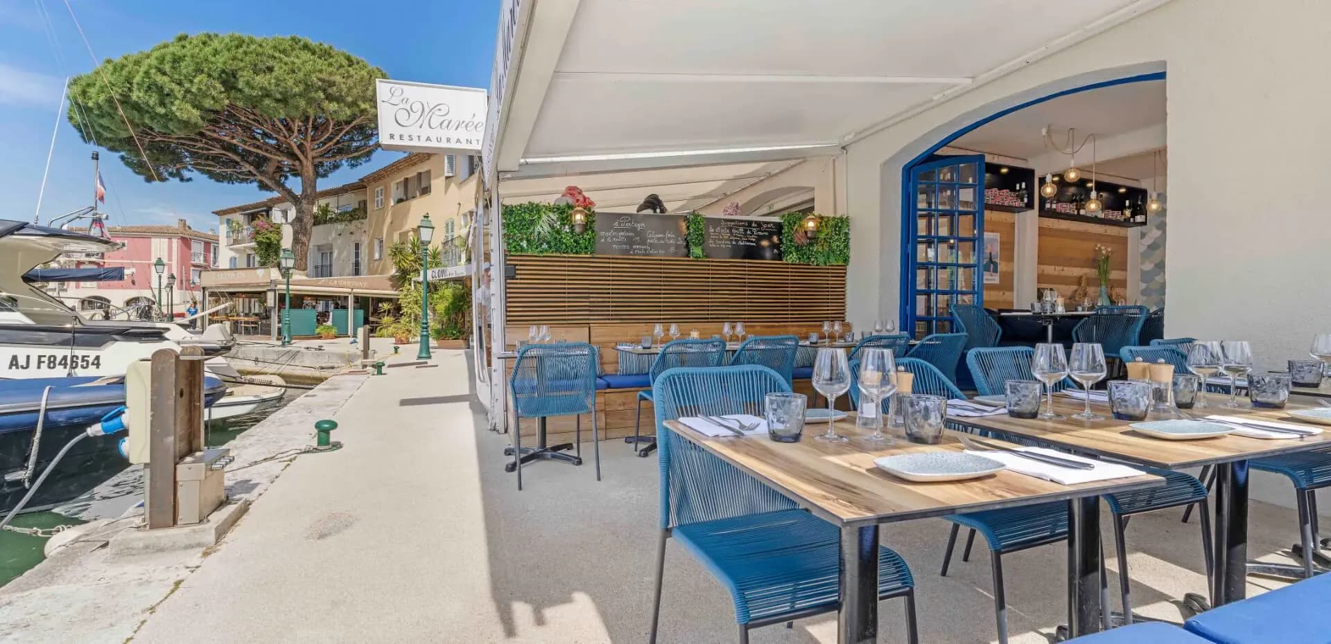 Terrasse ensoleillée de La Marée face au port de Port Grimaud, à 18 min du village de Gassin